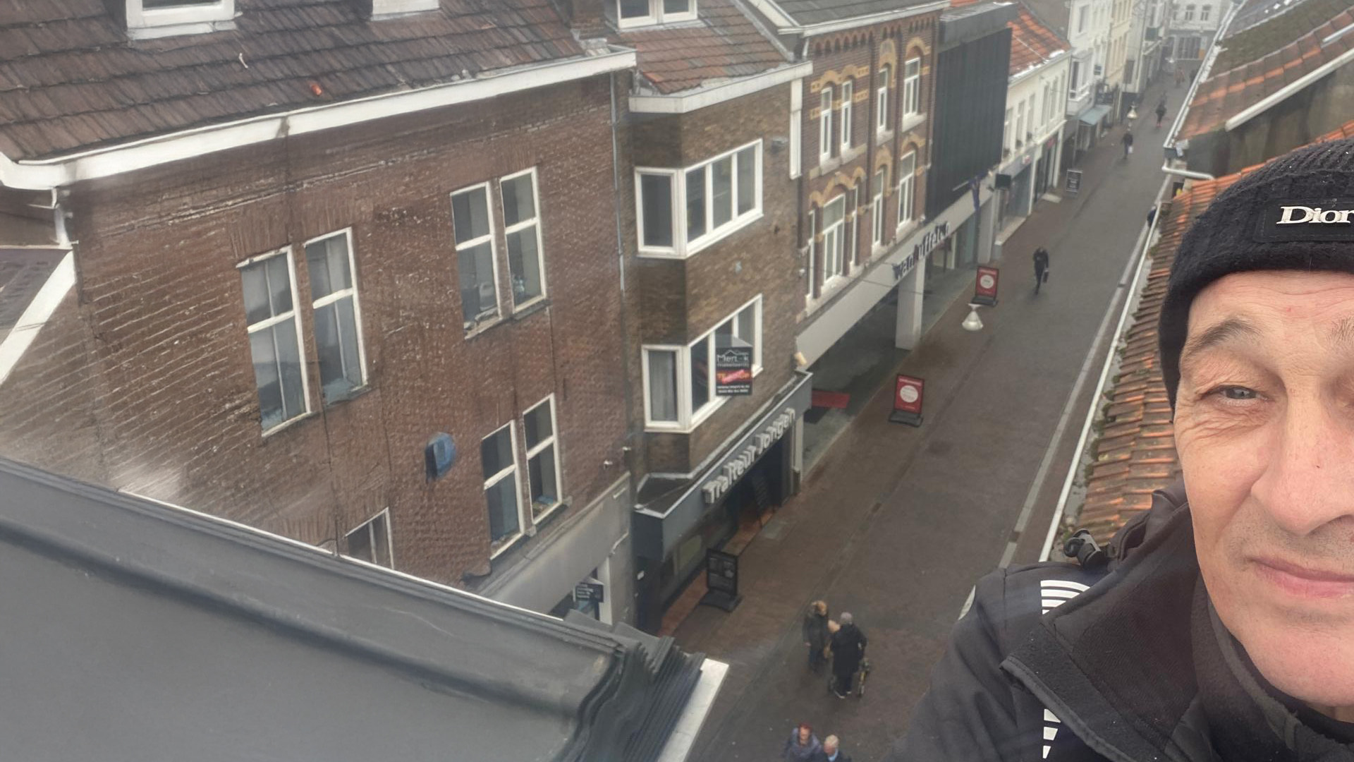 Dakdekker Het Dakje vernieuwt dakpannen in Maastricht